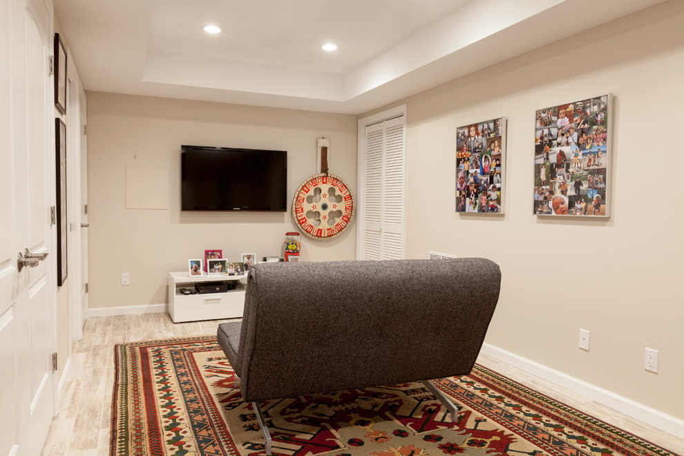 Imagen de sala de estar actual pequeña sin chimenea con paredes beige, suelo de baldosas de porcelana y suelo beige