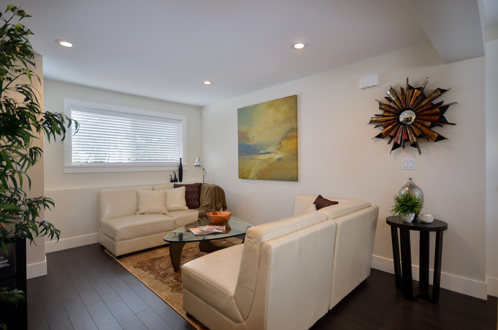 Modernes Wohnzimmer ohne Kamin mit beiger Wandfarbe, dunklem Holzboden und braunem Boden in Vancouver