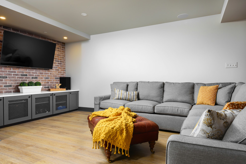 Cette image montre une grande salle de séjour urbaine avec un sol en vinyl, un sol beige et un mur blanc.