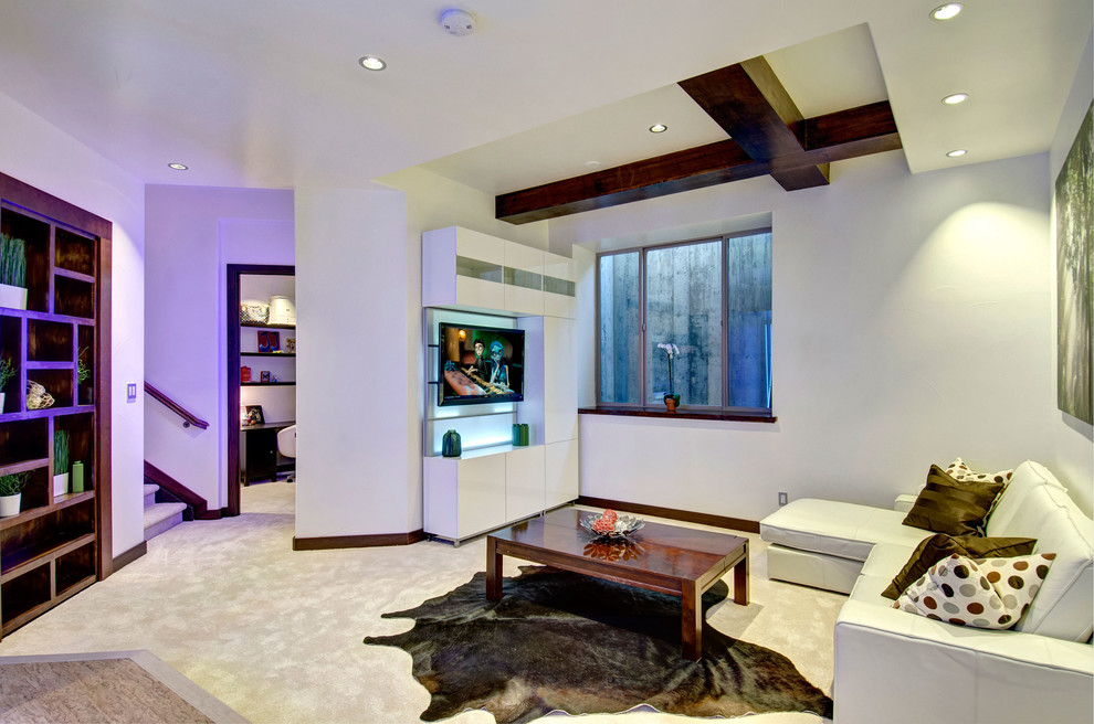 Идея дизайна: большая гостиная комната в современном стиле с белыми стенами, ковровым покрытием и белым полом без камина