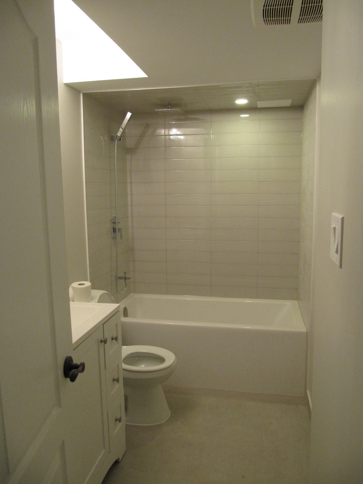 Idée de décoration pour une petite salle de bain minimaliste avec un mur gris et un sol gris.