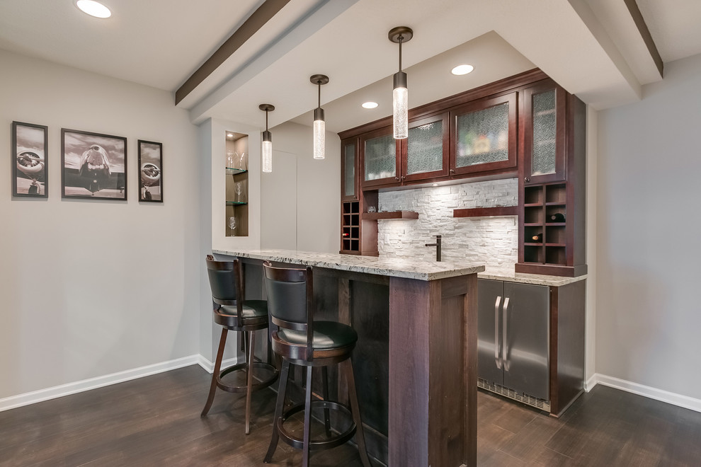 Idées déco pour un grand bar de salon classique avec parquet foncé et un sol marron.