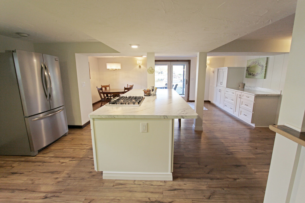 Immagine di una grande cucina con pavimento in linoleum