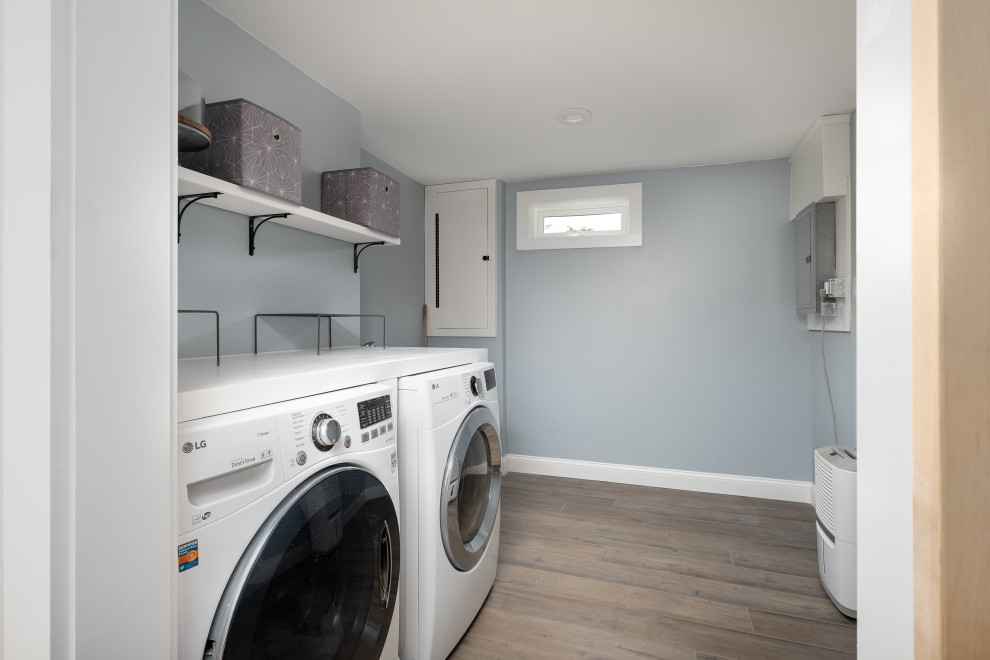 Foto på en funkis tvättstuga, med grå väggar, heltäckningsmatta och grått golv