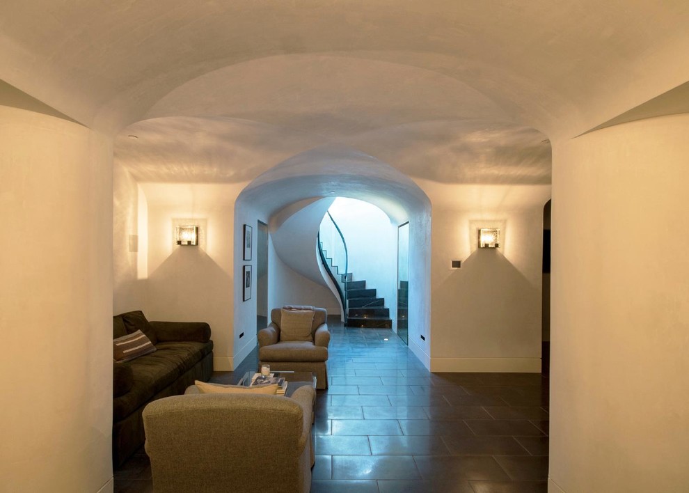 Diseño de sótano en el subsuelo tradicional renovado grande con paredes blancas
