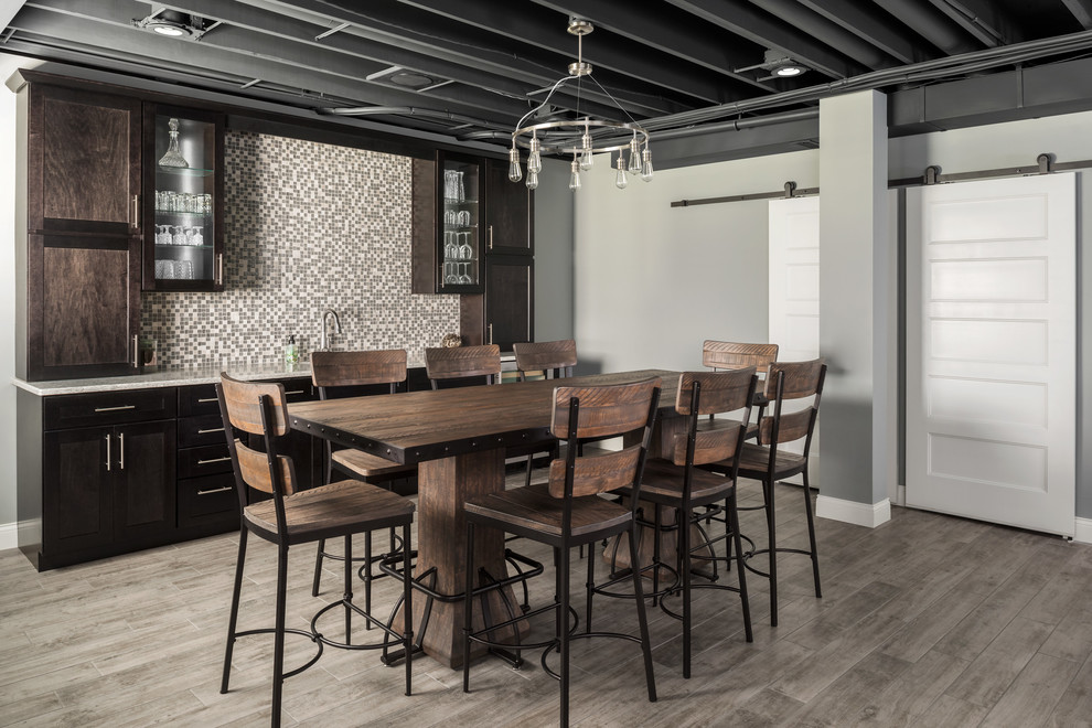 Inspiration pour une grande salle à manger traditionnelle avec un mur gris et un sol gris.
