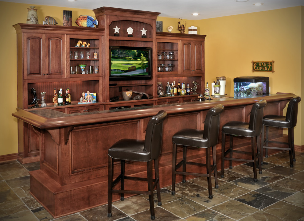 Photo of a traditional home bar in Kansas City.