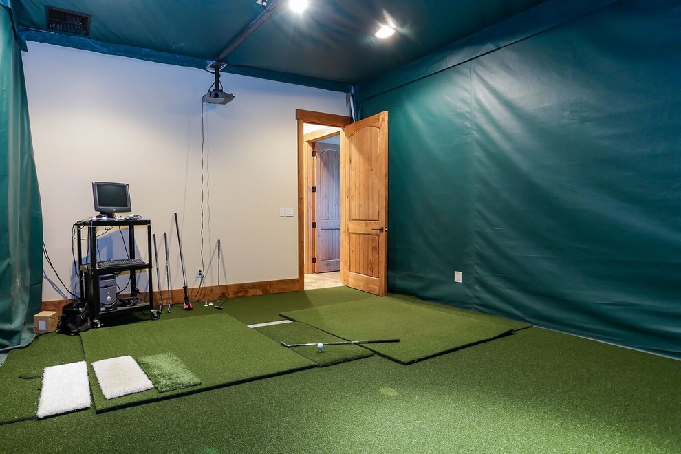 Ejemplo de sótano de estilo americano grande con paredes blancas y suelo verde
