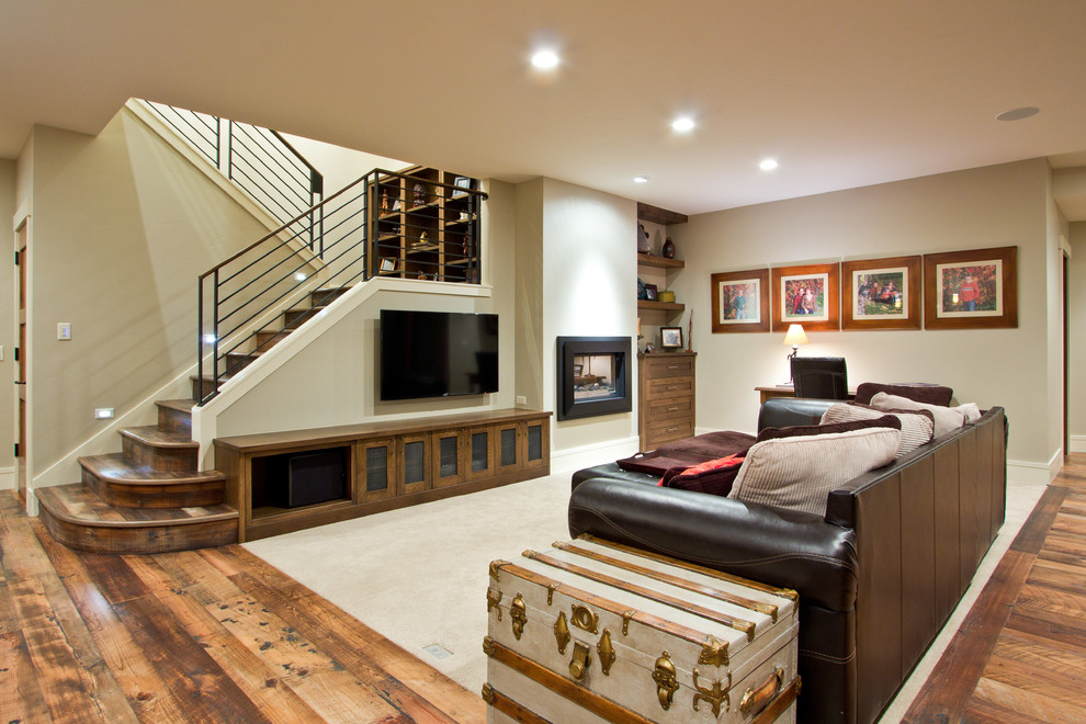 Idee per un soggiorno american style con pareti grigie, pavimento in legno massello medio e pavimento multicolore