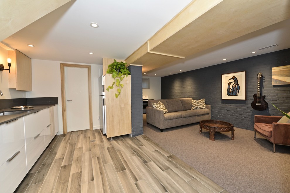 Mittelgroßes Skandinavisches Untergeschoss mit grauer Wandfarbe, Porzellan-Bodenfliesen und grauem Boden in Toronto