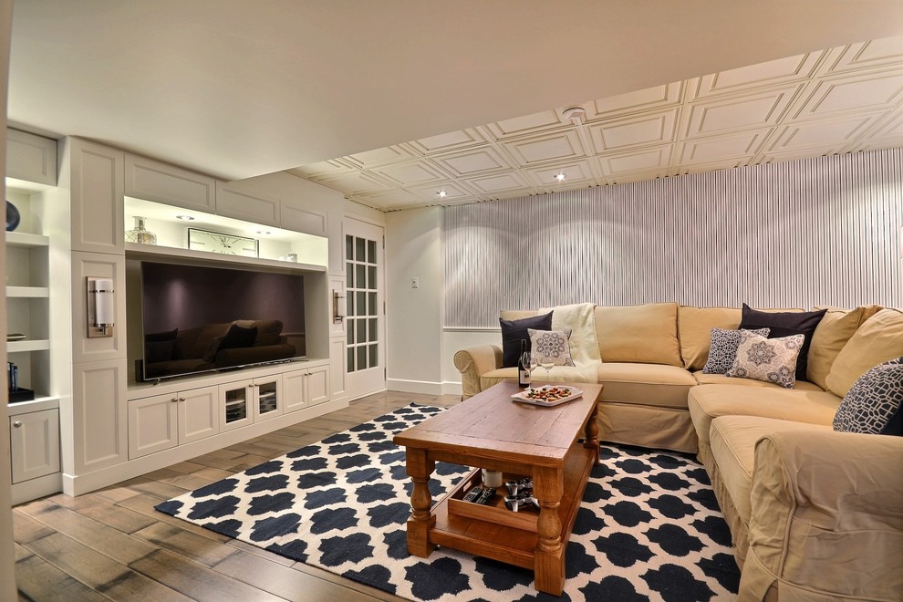 Ejemplo de sala de estar tradicional renovada sin chimenea con paredes azules, suelo de madera oscura y suelo gris