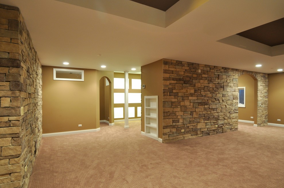 Cette photo montre un grand sous-sol moderne semi-enterré avec moquette, un mur beige et aucune cheminée.
