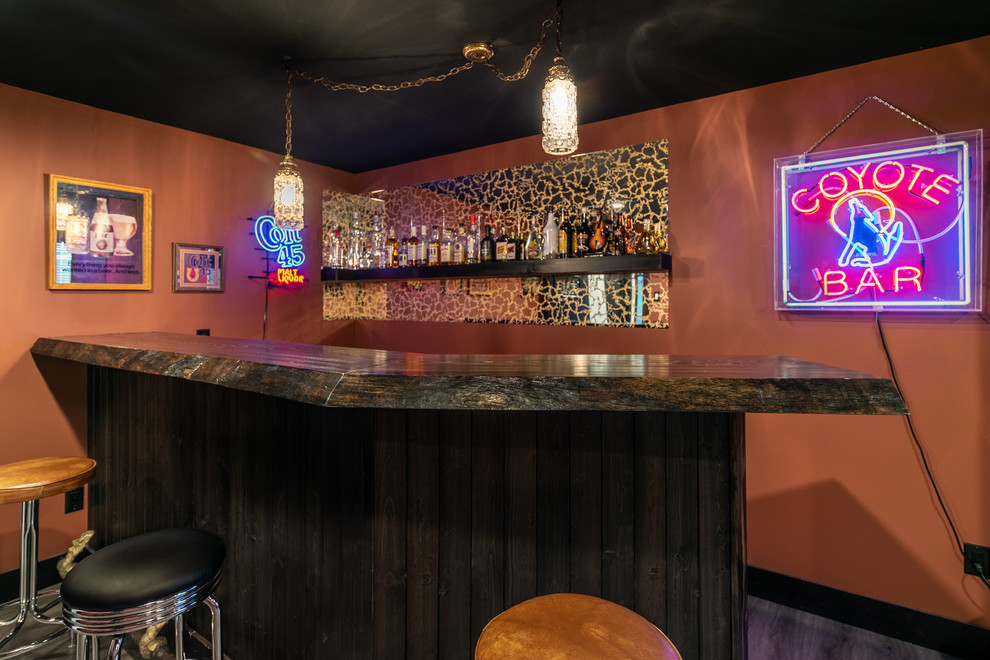 Diseño de bar en casa rural de tamaño medio con suelo laminado
