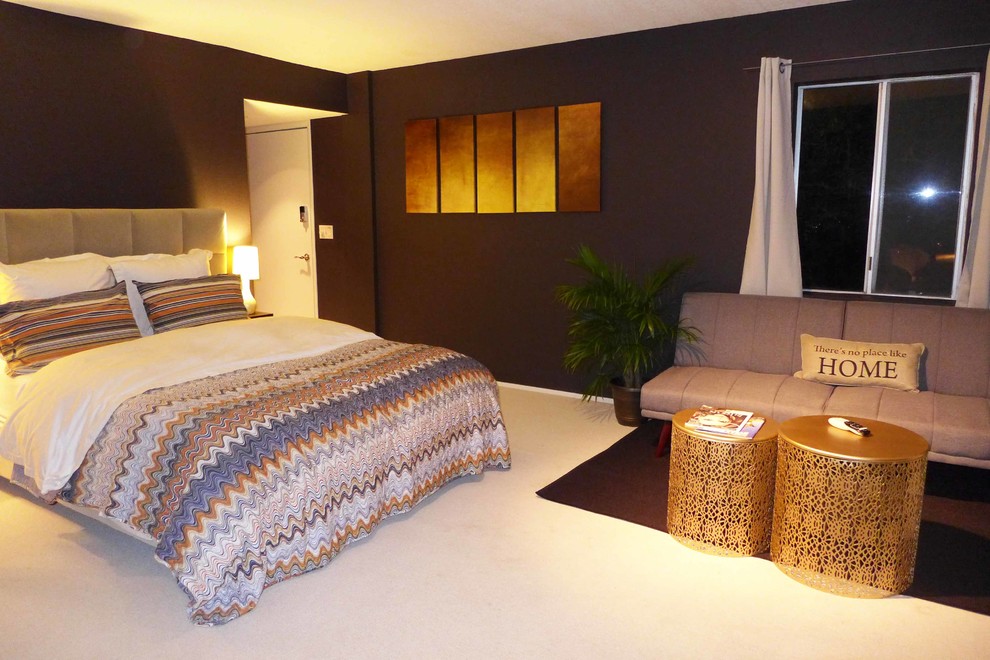 Cette image montre une petite chambre avec moquette minimaliste avec un mur noir et un sol beige.