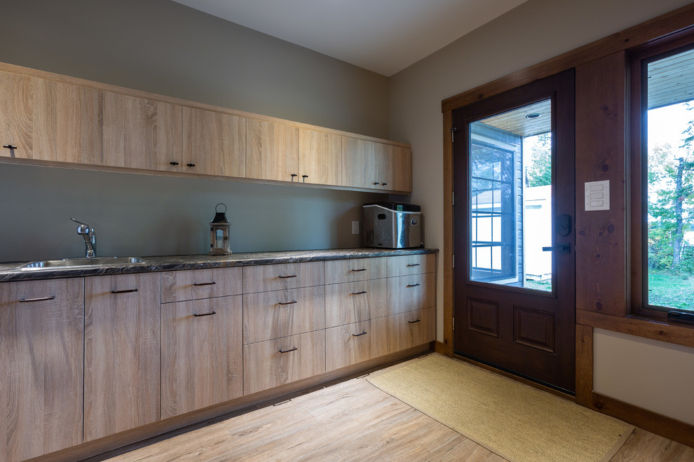 Diseño de sótano con puerta rural grande con paredes beige, suelo de linóleo y suelo marrón