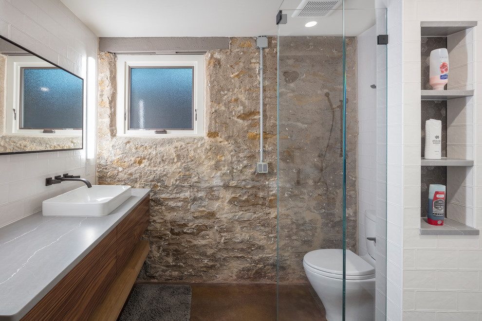 Réalisation d'une salle de bain chalet de taille moyenne avec sol en béton ciré et un sol marron.