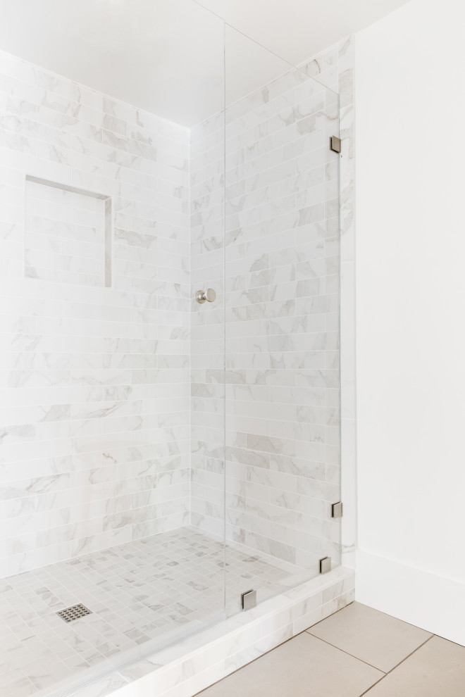 На фото: ванная комната среднего размера в стиле неоклассика (современная классика) с белыми стенами, полом из винила и черным полом