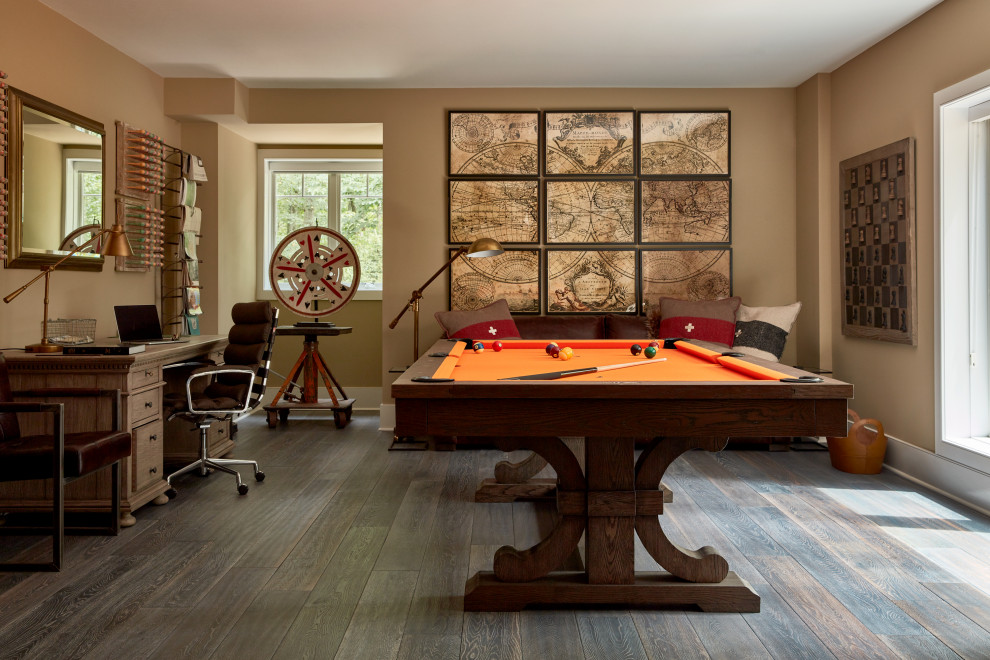Mittelgroßer Klassischer Hobbyraum mit beiger Wandfarbe, braunem Holzboden und grauem Boden in Philadelphia