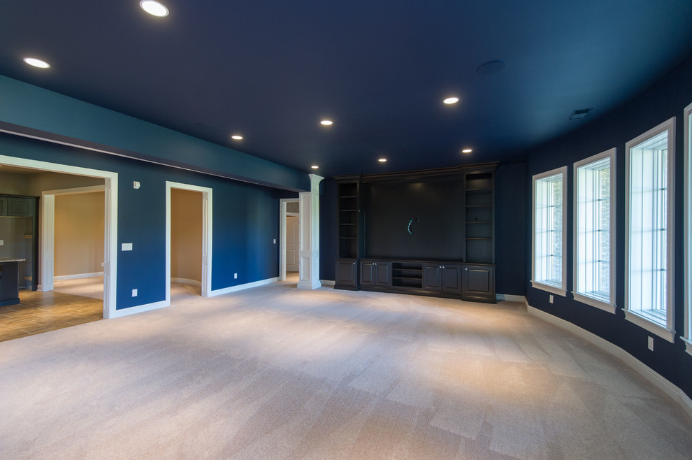 Imagen de sótano con puerta tradicional extra grande sin chimenea con paredes azules y moqueta