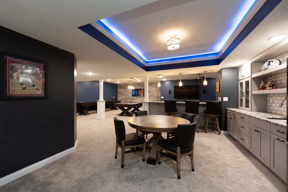 Exempel på en stor modern källare utan ingång, med blå väggar, heltäckningsmatta, en standard öppen spis, en spiselkrans i trä och beiget golv