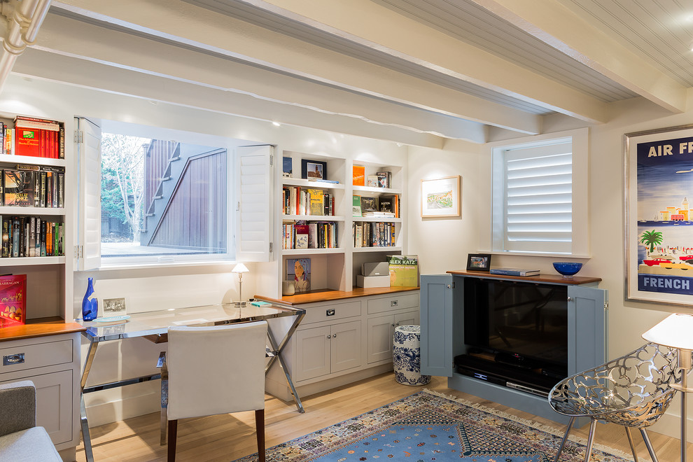 Exemple d'un petit bureau chic avec parquet clair, un mur blanc et un sol beige.