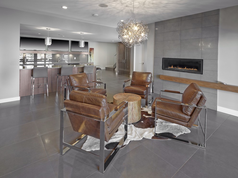 Geräumiges Modernes Wohnzimmer mit grauer Wandfarbe, Gaskamin, gefliester Kaminumrandung und Keramikboden in Edmonton