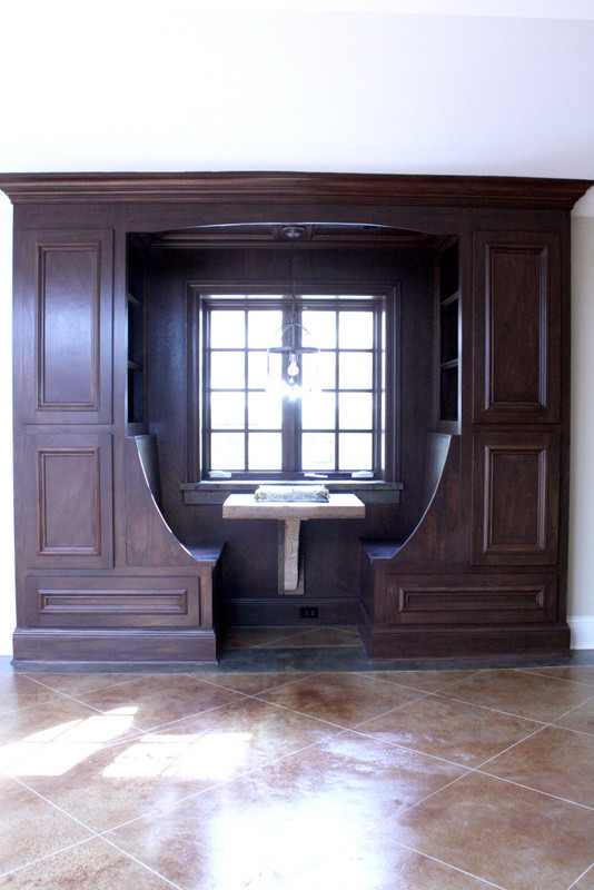 Diseño de sótano con ventanas tradicional renovado grande con paredes beige y suelo de baldosas de cerámica