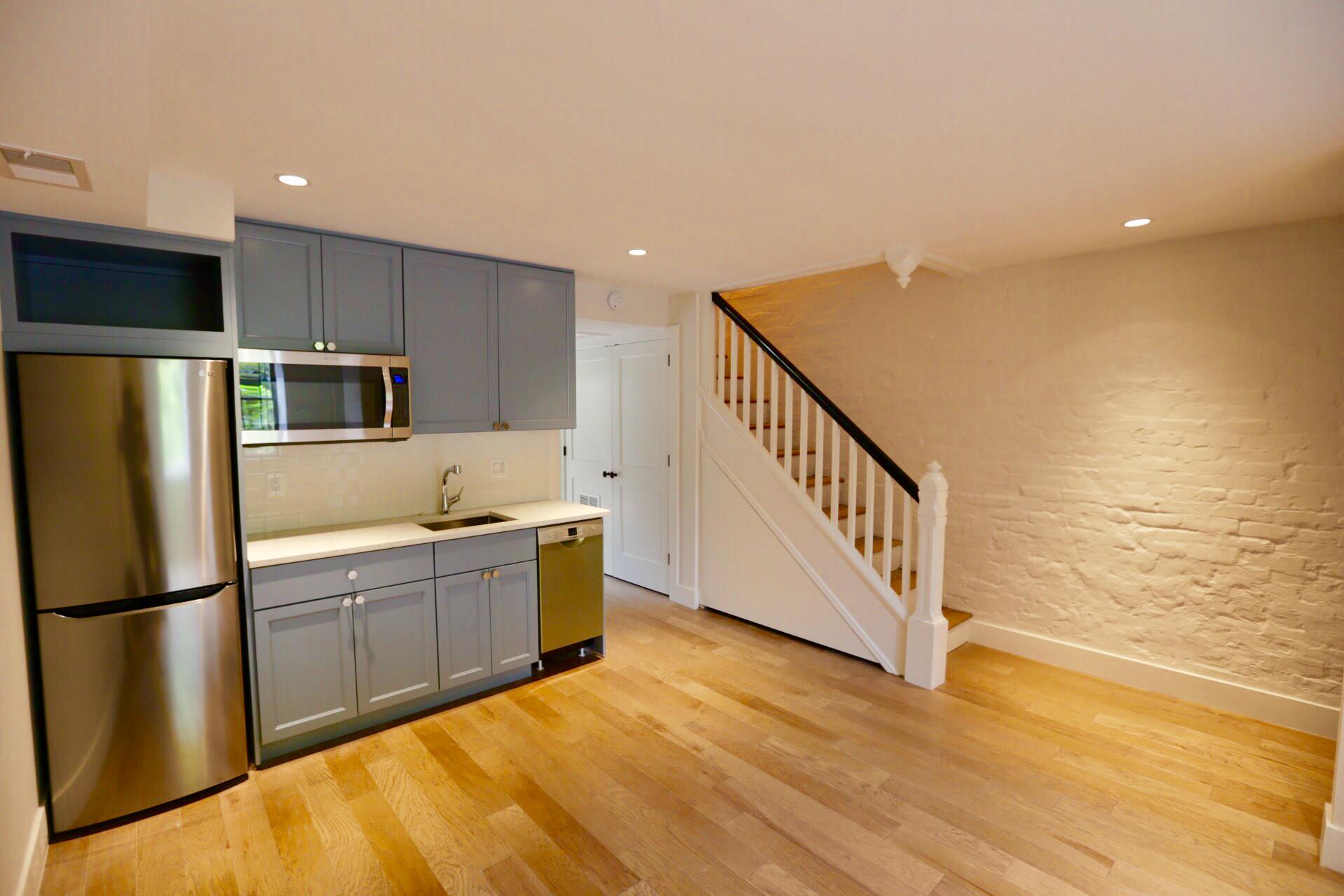 Una cocina bajo la escalera  Tiny house kitchen, Kitchen under stairs,  Basement remodel diy