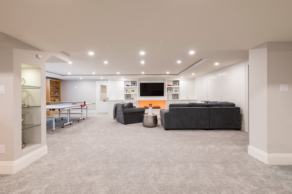 Mittelgroßer Moderner Hochkeller mit grauer Wandfarbe, Teppichboden und grauem Boden