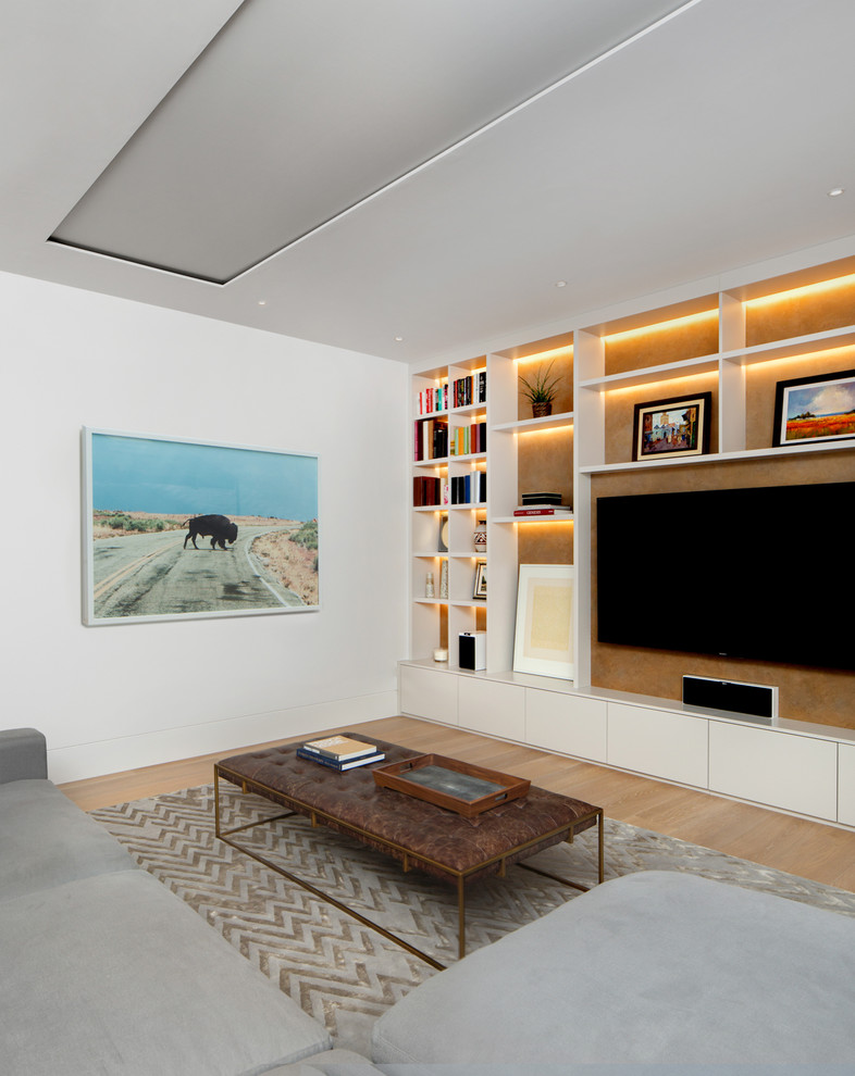 На фото: огромная гостиная комната в стиле неоклассика (современная классика) с белыми стенами, паркетным полом среднего тона и коричневым полом с
