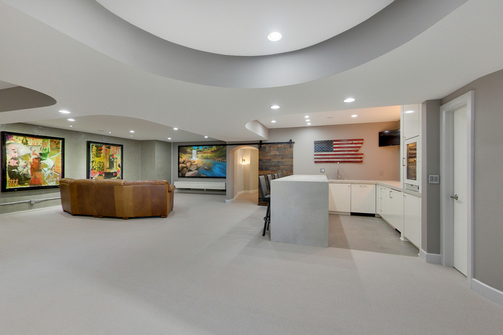 Mittelgroßes Modernes Untergeschoss ohne Kamin mit grauer Wandfarbe, Teppichboden und grauem Boden in Minneapolis