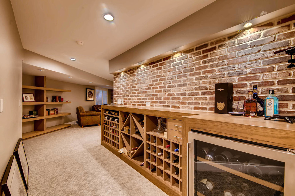 Geräumiger Rustikaler Weinkeller mit Teppichboden und beigem Boden in Denver