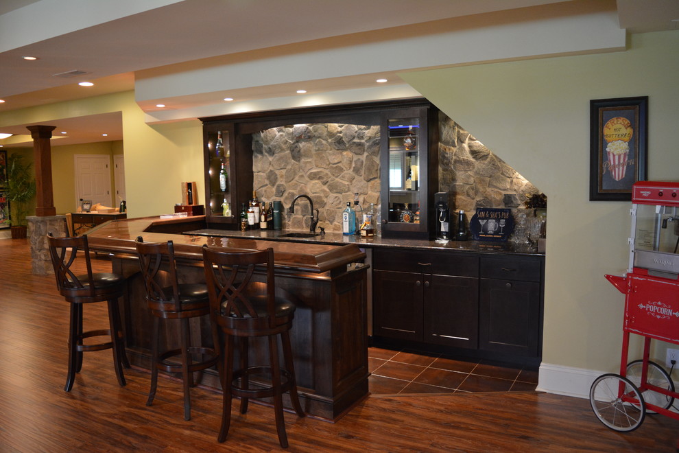 Foto di un ampio angolo bar classico con pavimento in legno massello medio e pavimento marrone