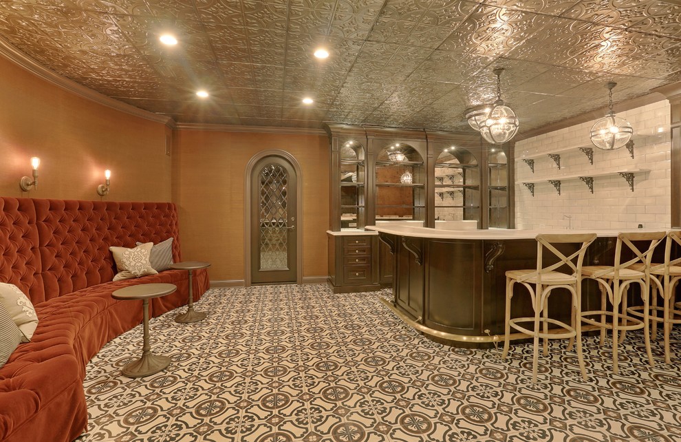 Imagen de sótano en el subsuelo tradicional grande con paredes marrones y suelo de baldosas de porcelana