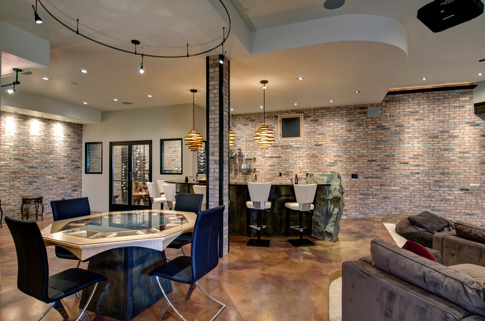 Modernes Wohnzimmer ohne Kamin mit grauer Wandfarbe, Betonboden und braunem Boden in Denver