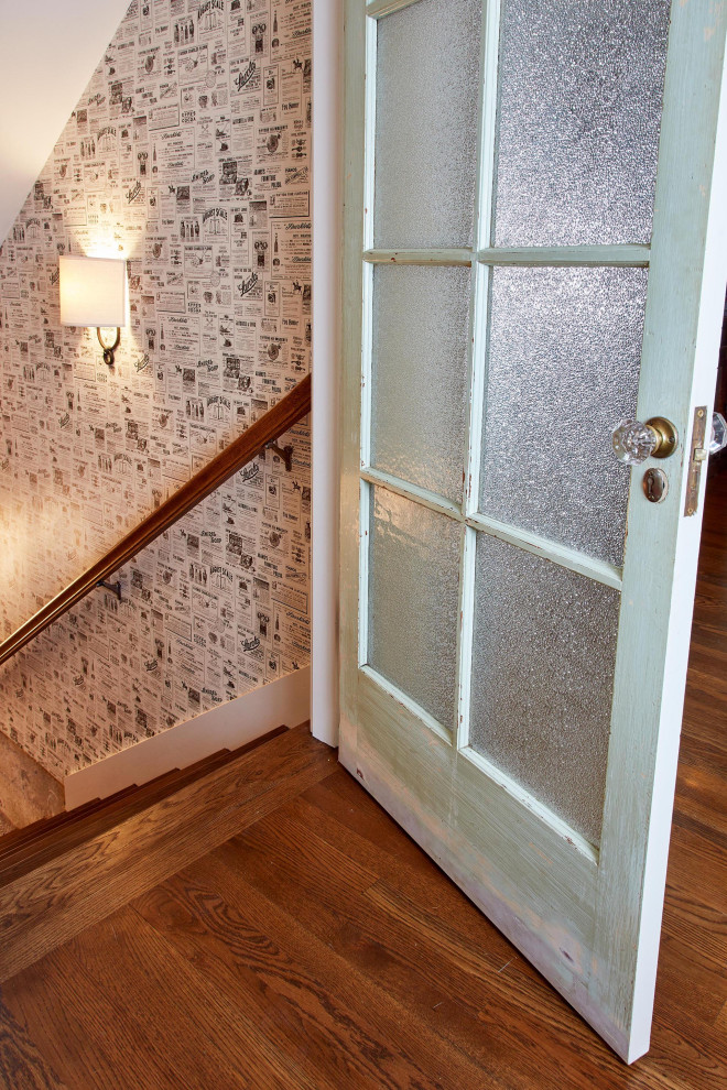 Imagen de sótano blanco clásico con suelo de madera en tonos medios, suelo marrón y papel pintado