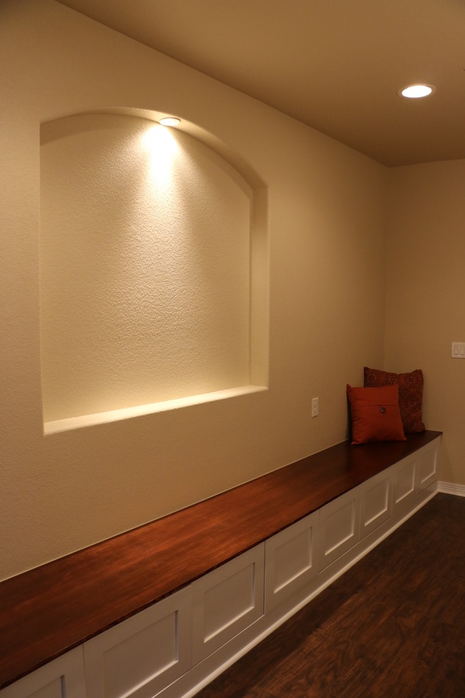 Idée de décoration pour un petit sous-sol chalet enterré avec un mur beige et moquette.