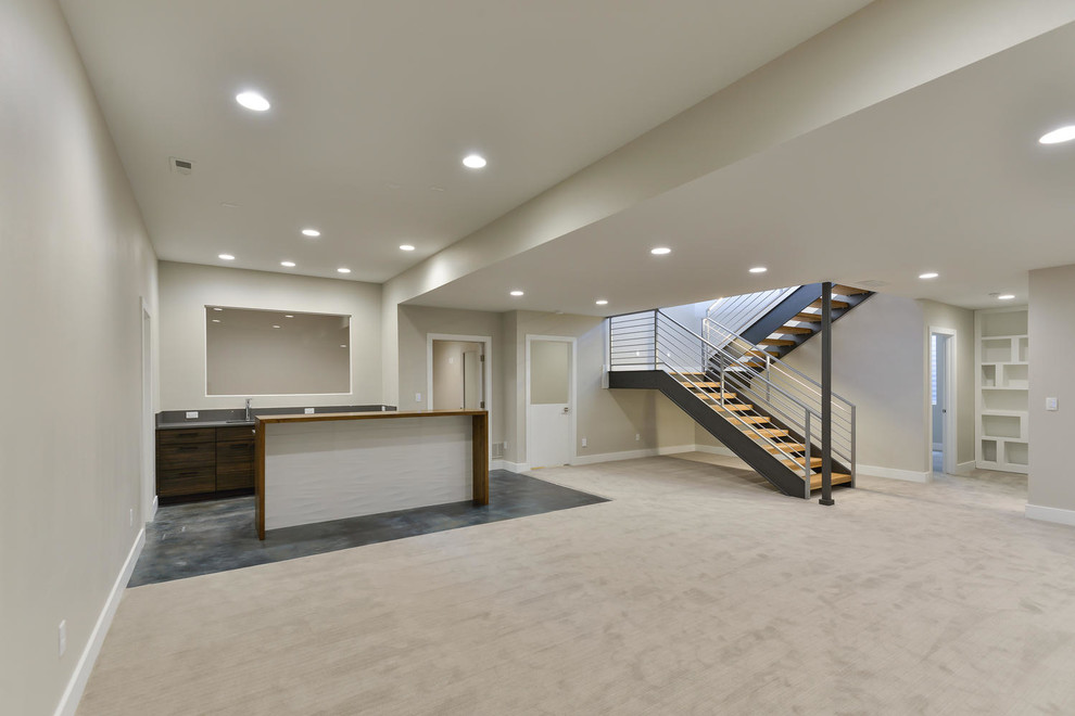 Großer Moderner Hochkeller ohne Kamin mit grauer Wandfarbe, Teppichboden und grauem Boden in Denver