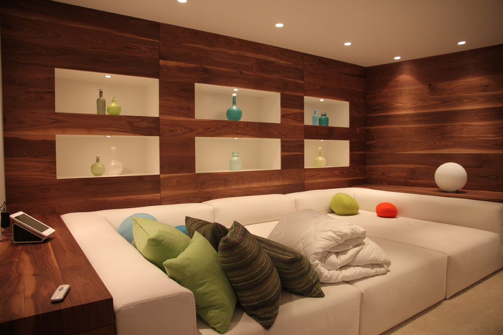 Inspiration för mellanstora moderna källare, med heltäckningsmatta och bruna väggar