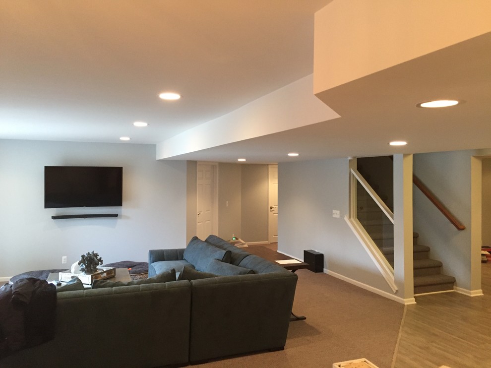 Exempel på en stor modern källare ovan mark, med grå väggar, vinylgolv och brunt golv