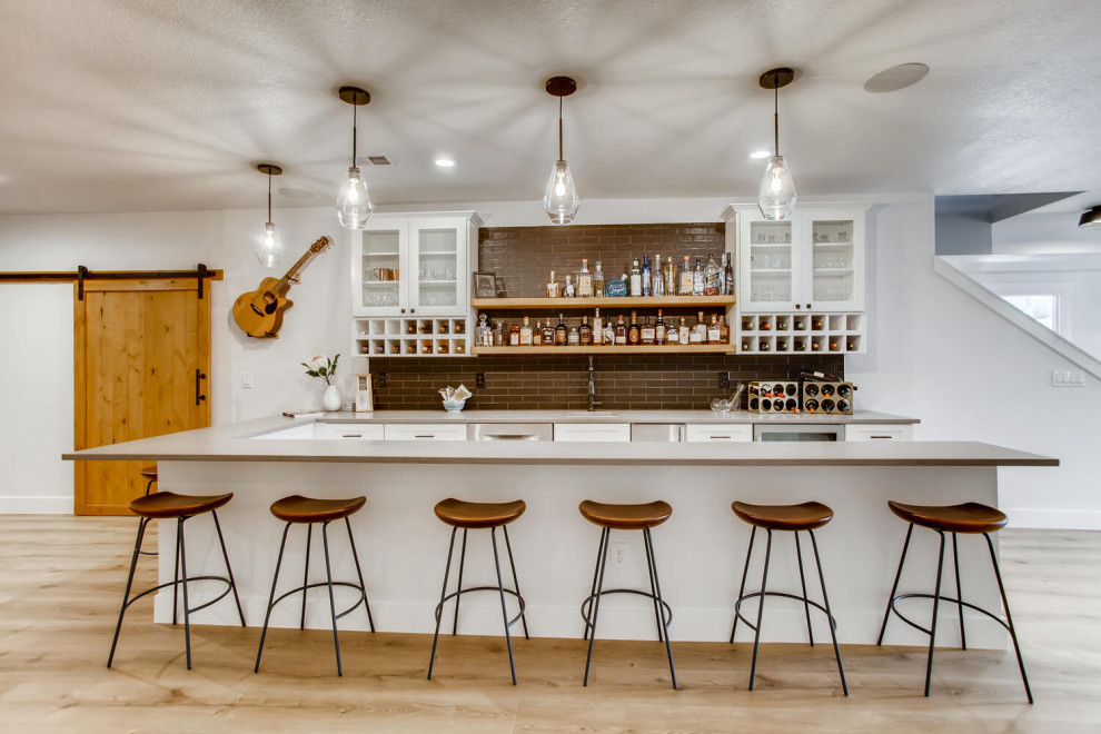 Idee per una grande taverna design con sbocco, angolo bar, pareti grigie, pavimento in vinile e pavimento marrone