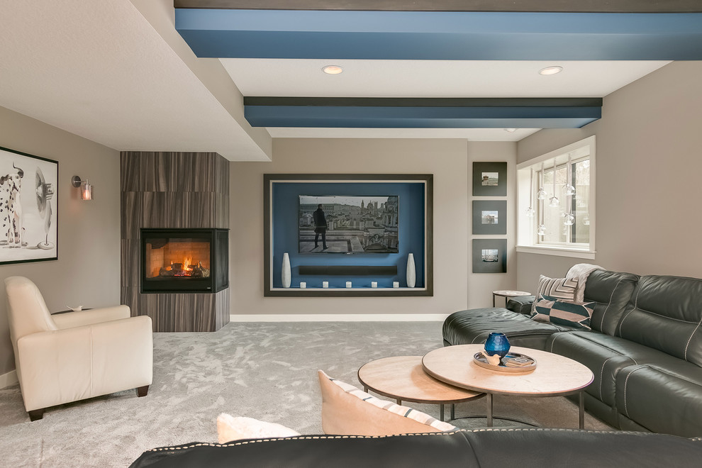 Großer Moderner Hochkeller mit grauer Wandfarbe, Teppichboden, Eckkamin, gefliester Kaminumrandung und grauem Boden in Minneapolis