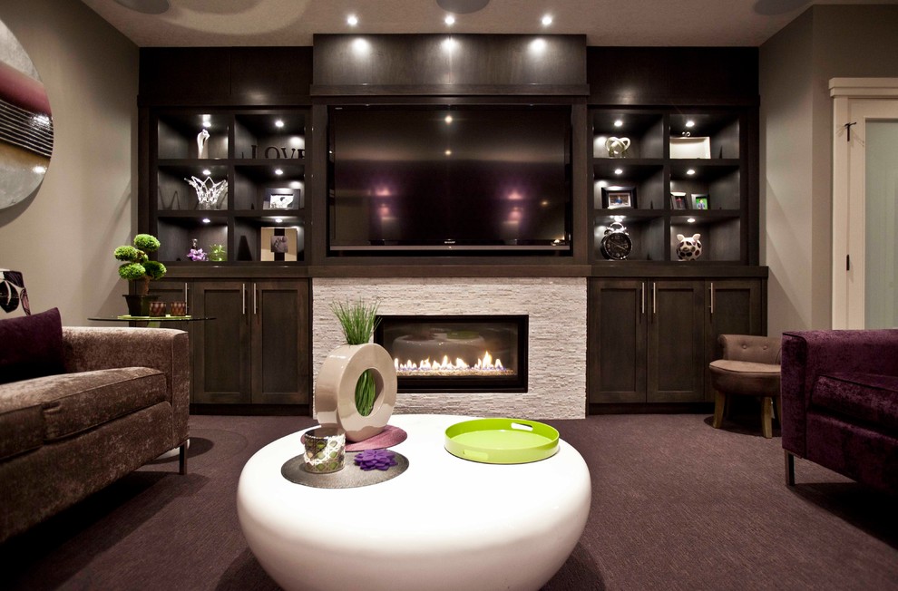 Стильный дизайн: гостиная комната в стиле неоклассика (современная классика) с серыми стенами, ковровым покрытием, горизонтальным камином и фасадом камина из камня - последний тренд