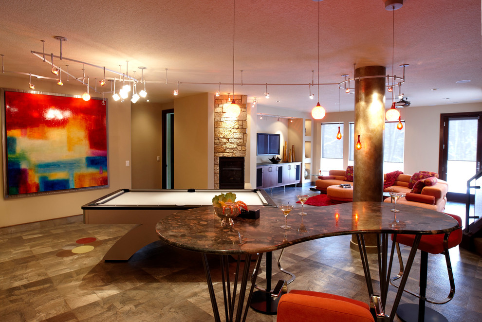 Пример оригинального дизайна: гостиная комната в современном стиле с бежевыми стенами, полом из керамической плитки и коричневым полом