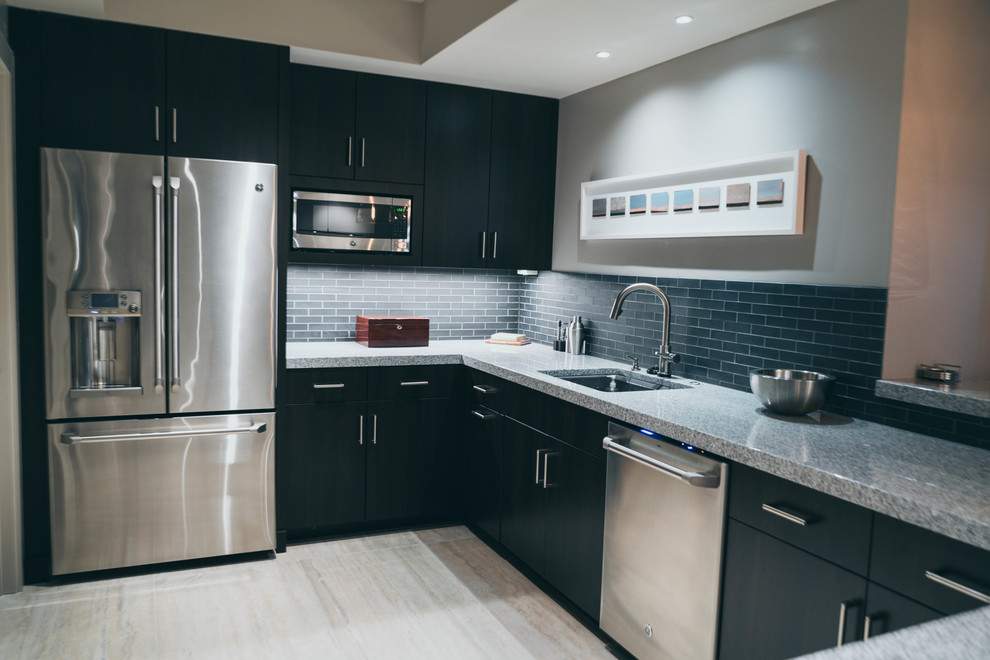 Свежая идея для дизайна: кухня среднего размера в современном стиле с ковровым покрытием и серым полом - отличное фото интерьера