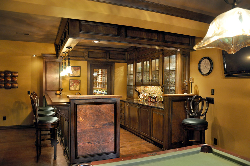 Foto di una taverna classica con sbocco, pareti gialle e parquet scuro