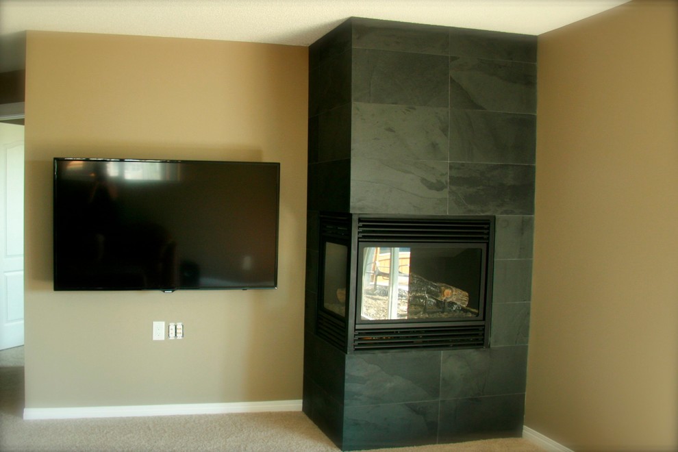 Cette image montre un sous-sol minimaliste avec une cheminée standard.