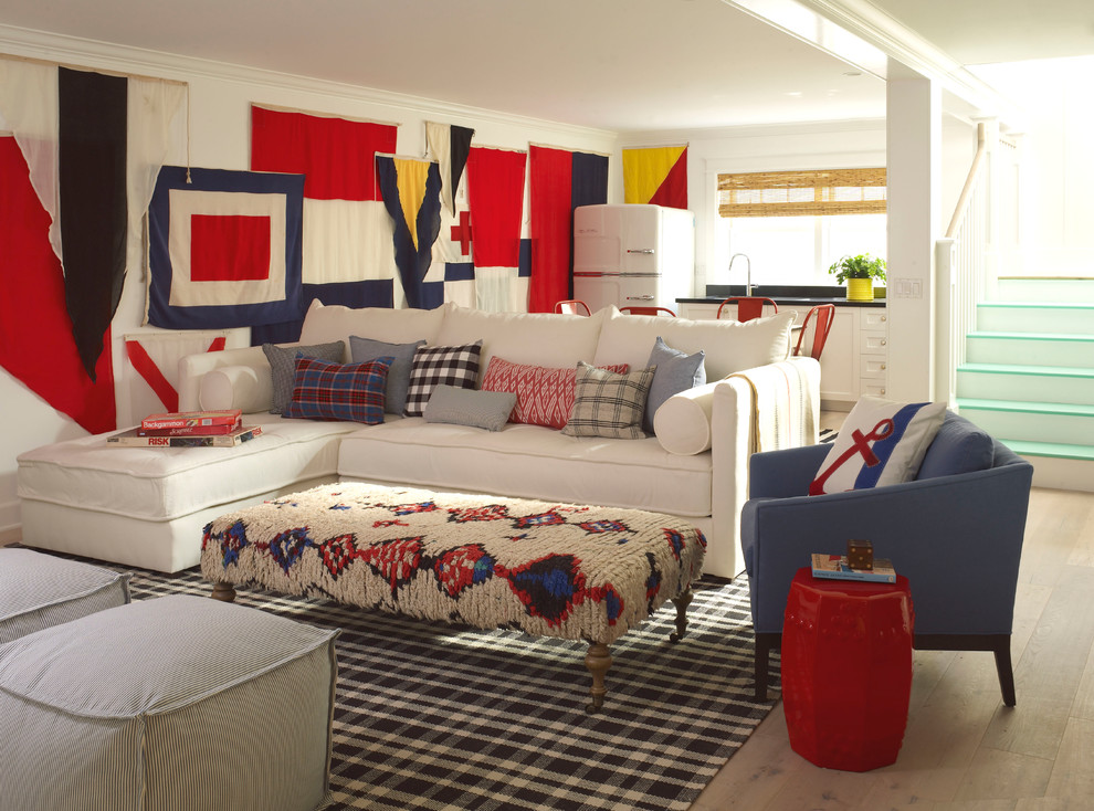 Diseño de sala de estar marinera de tamaño medio con paredes blancas, suelo de madera clara y suelo beige