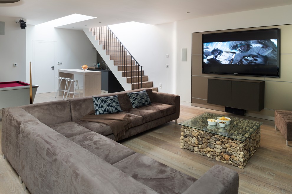 Modernes Wohnzimmer mit weißer Wandfarbe und Hausbar in London