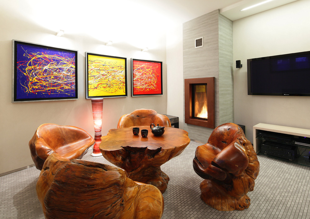 На фото: гостиная комната в стиле фьюжн с стандартным камином, фасадом камина из металла и белыми стенами с